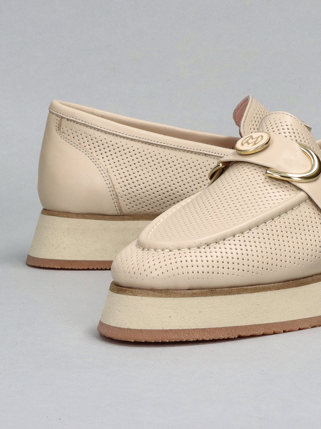 LEATHER LOW SHOES - BEIGE
