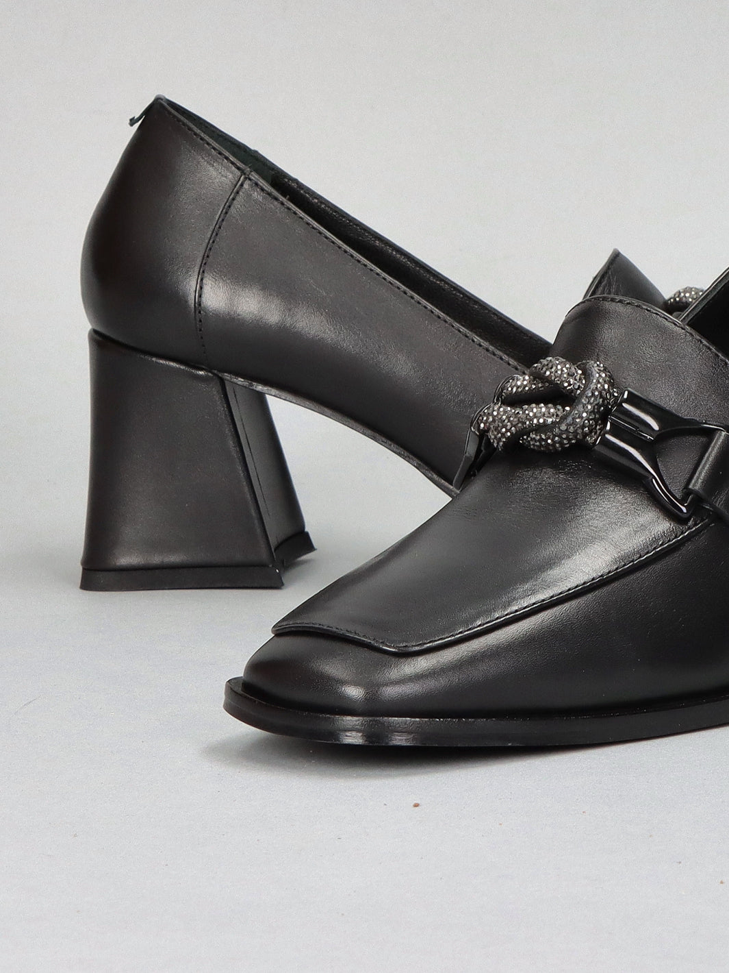 LEATHER LOW SHOES - BLACK