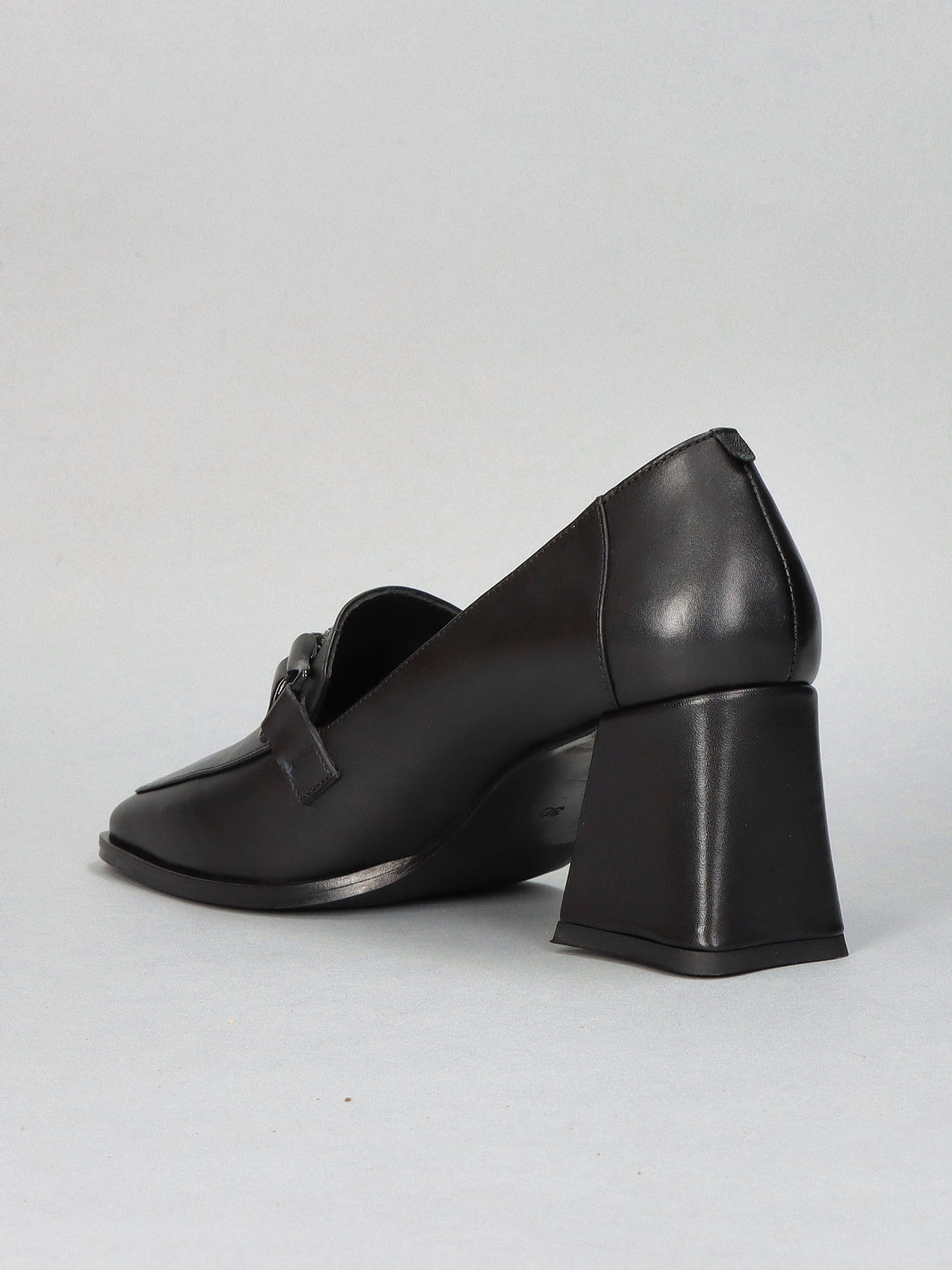 LEATHER LOW SHOES - BLACK