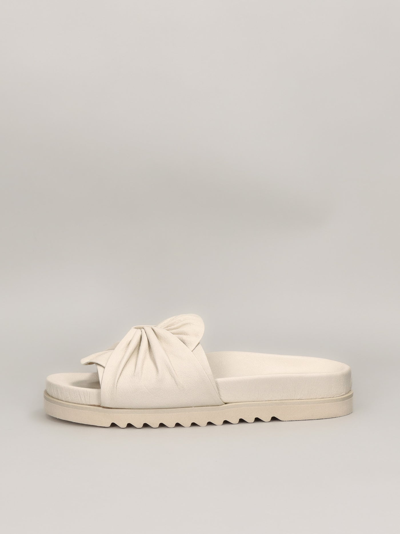 LEATHER SLIPPERS - BEIGE