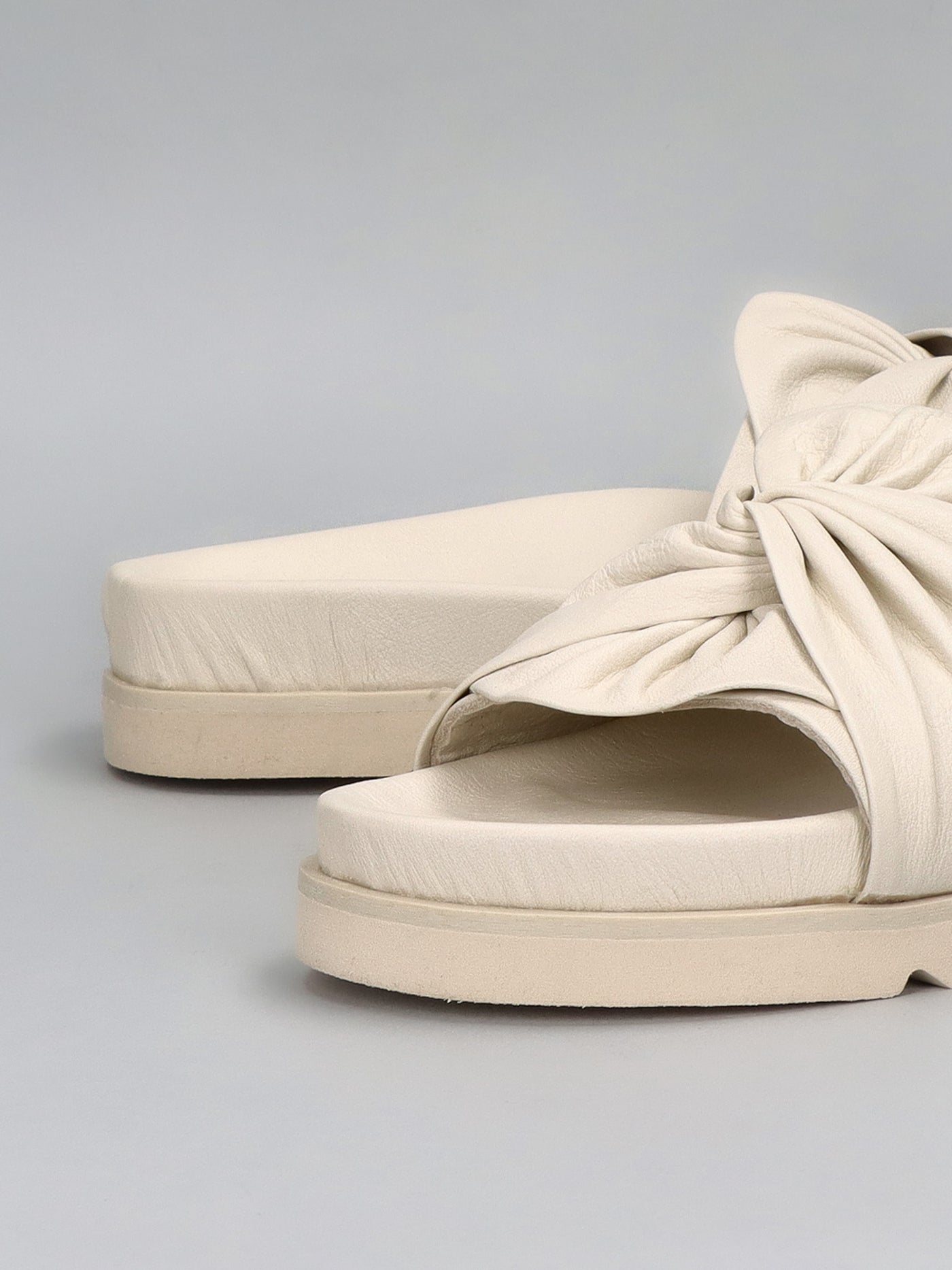 LEATHER SLIPPERS - BEIGE