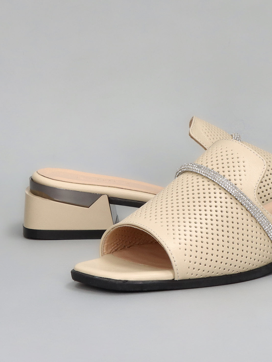 LEATHER SLIPPERS - BEIGE