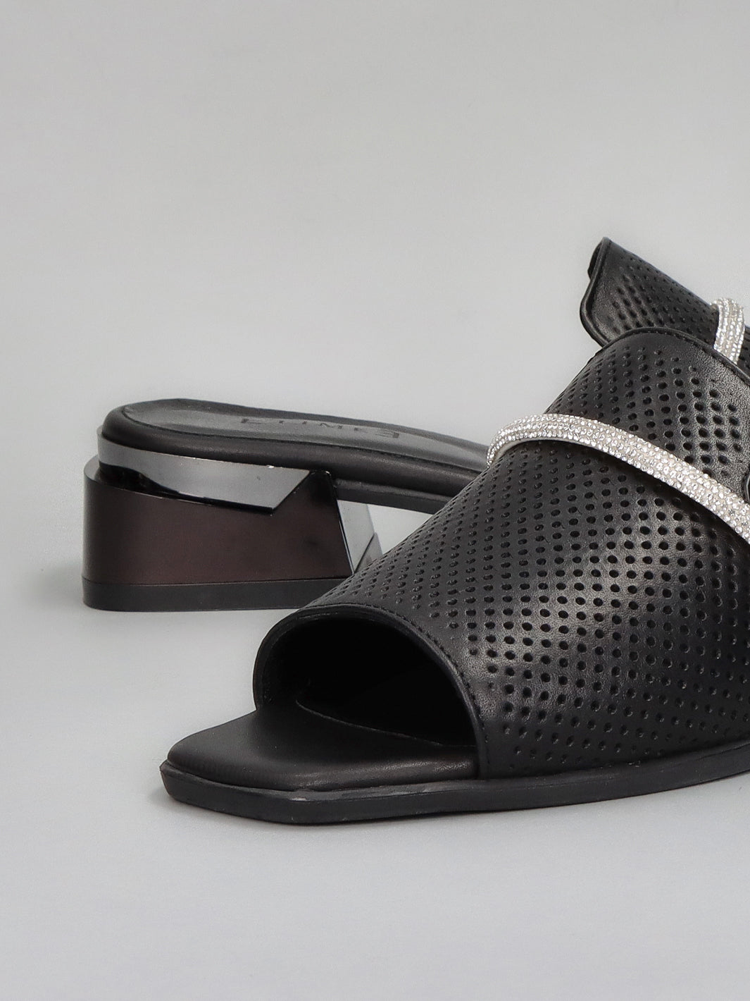 LEATHER SLIPPERS - BLACK