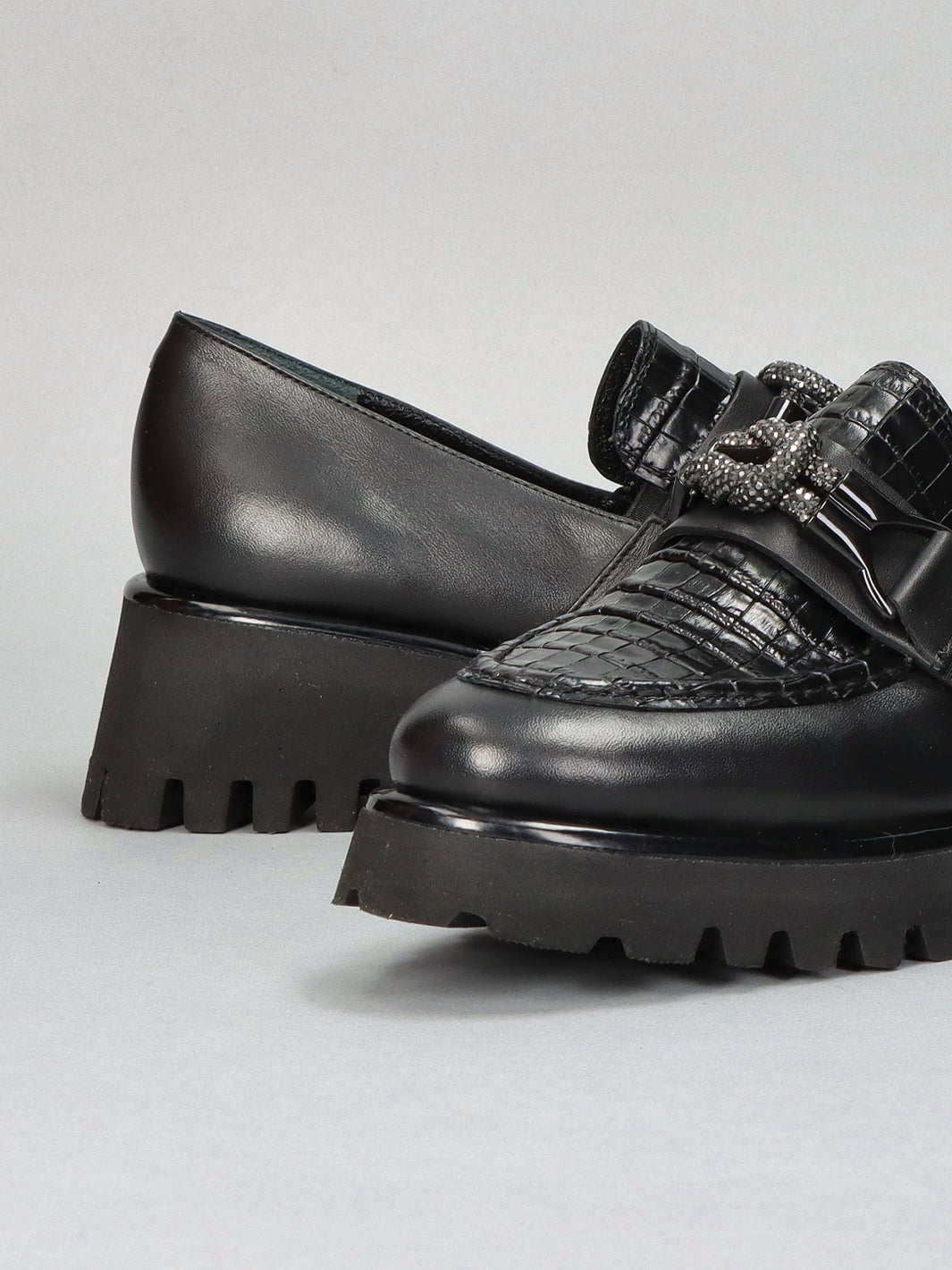 LEATHER LOW SHOES - BLACK