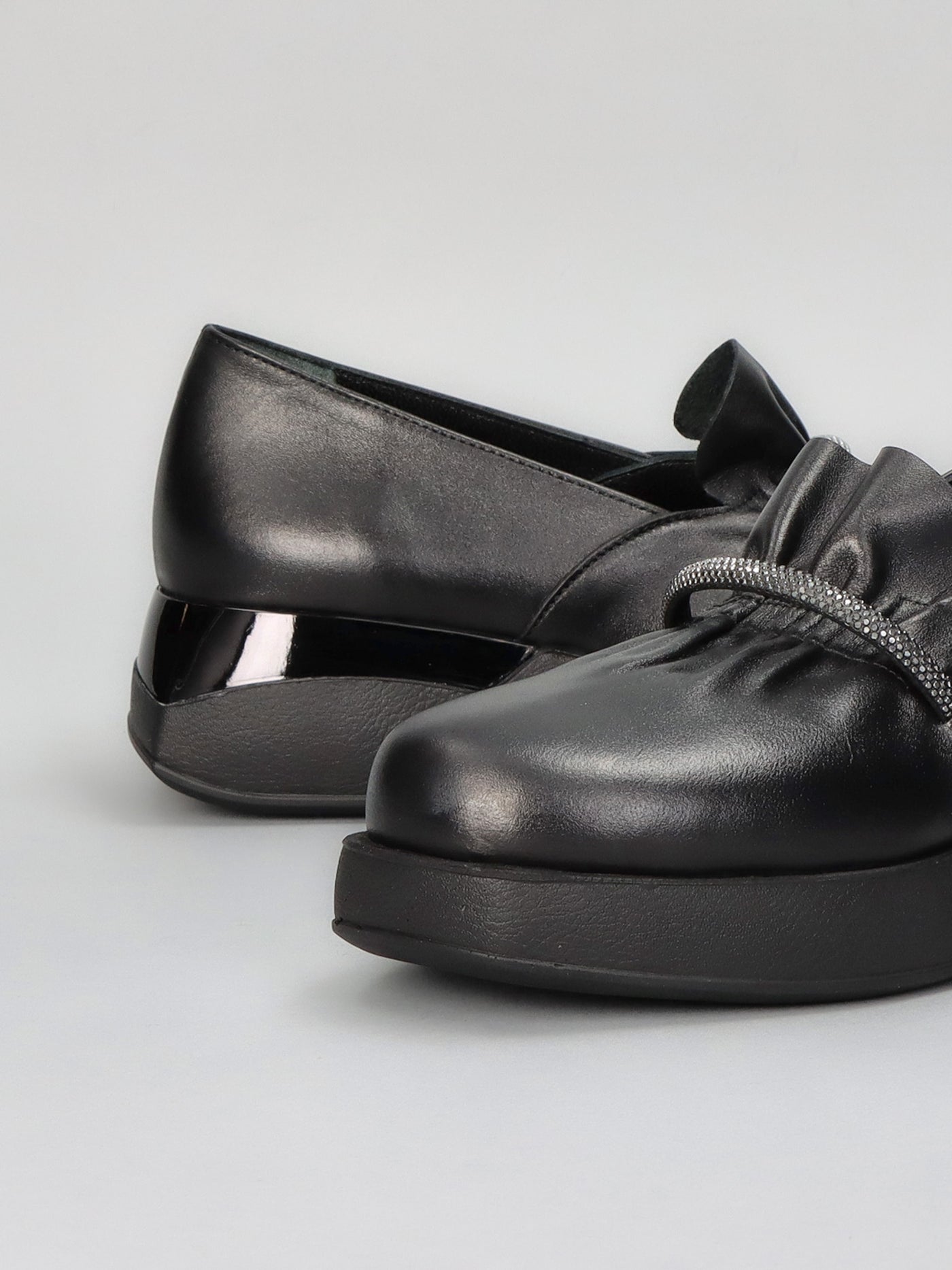 LEATHER LOW SHOES - BLACK