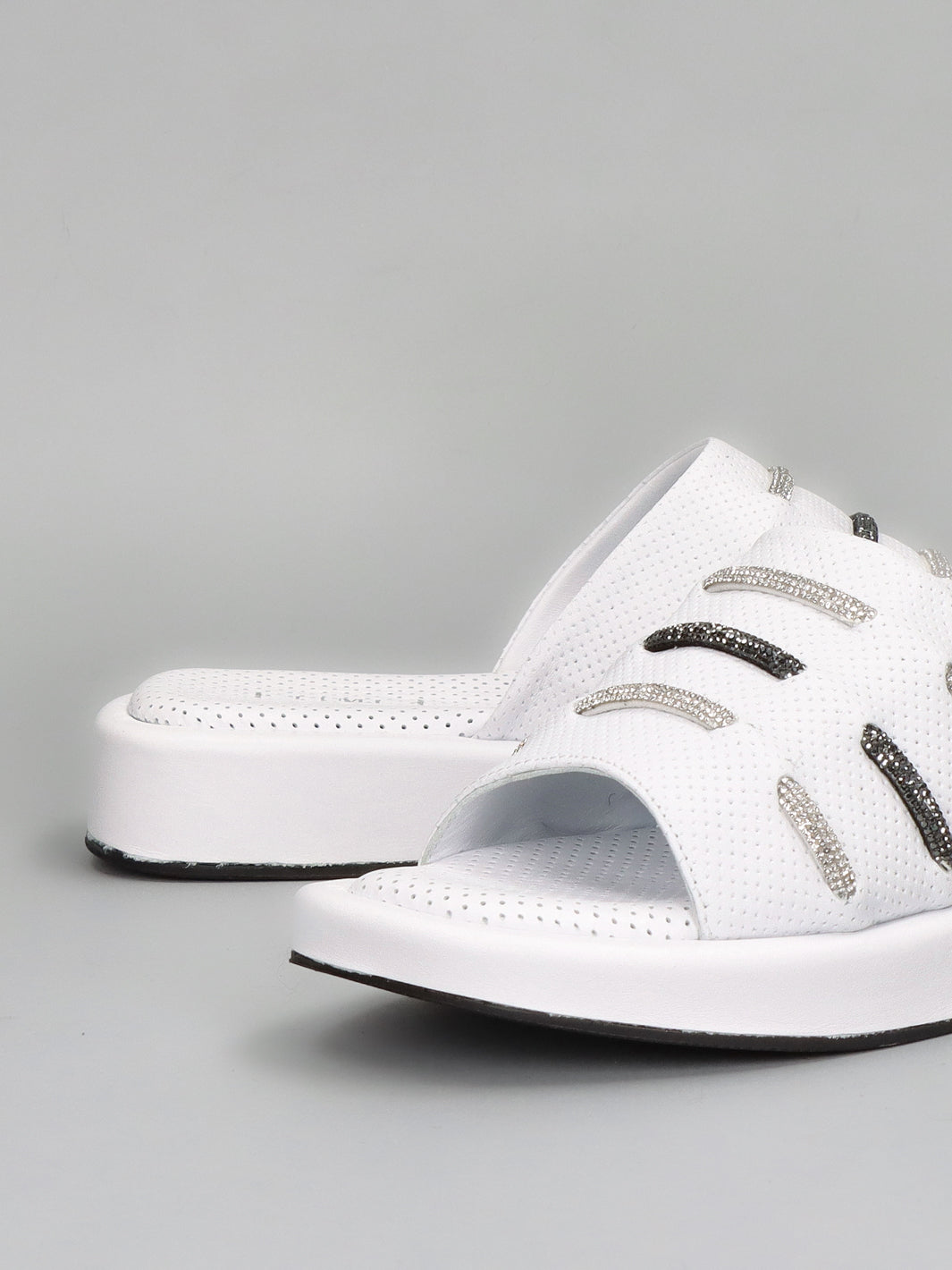 LEATHER SLIPPERS - WHITE