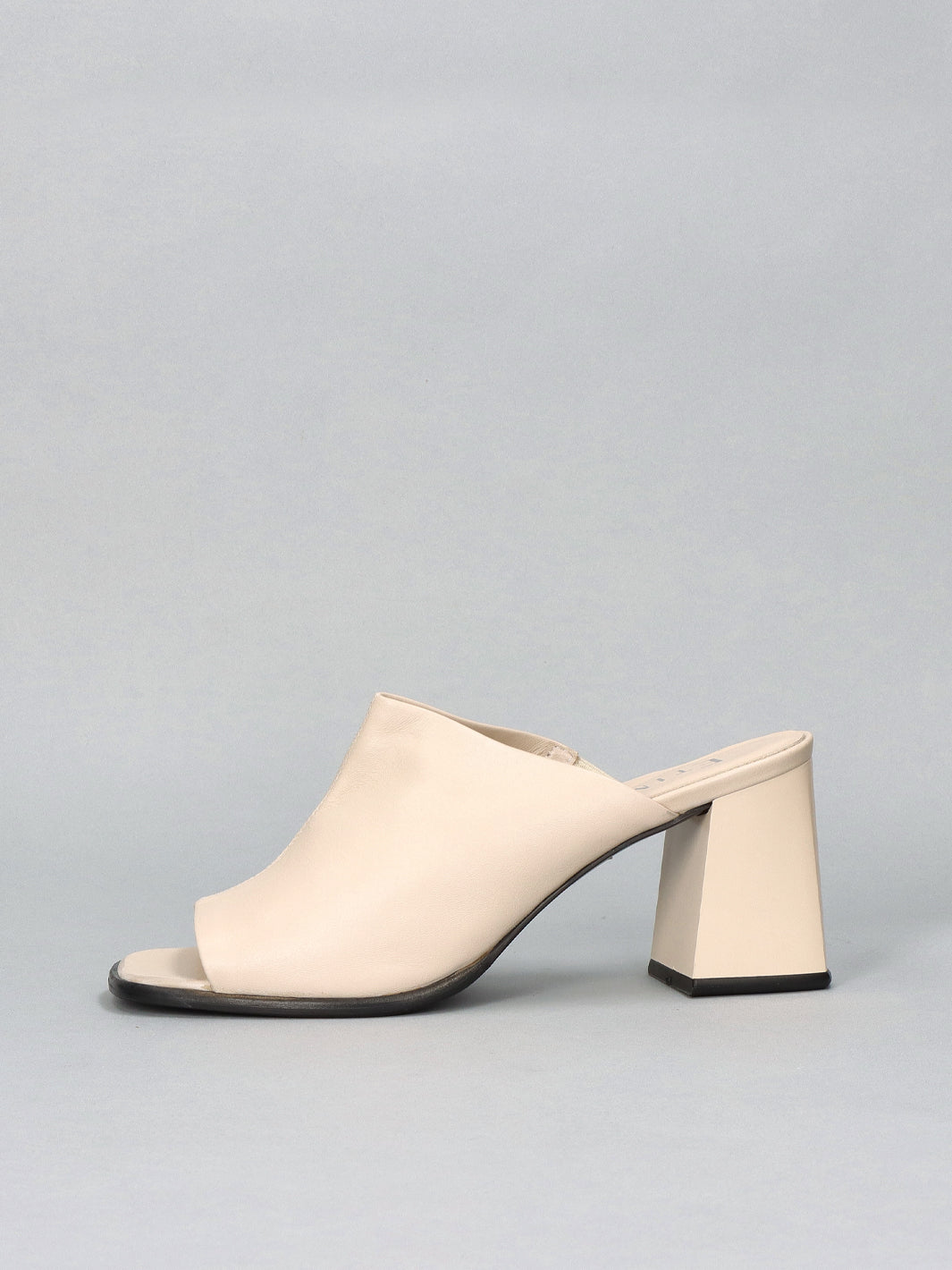 LEATHER SLIPPERS - BEIGE