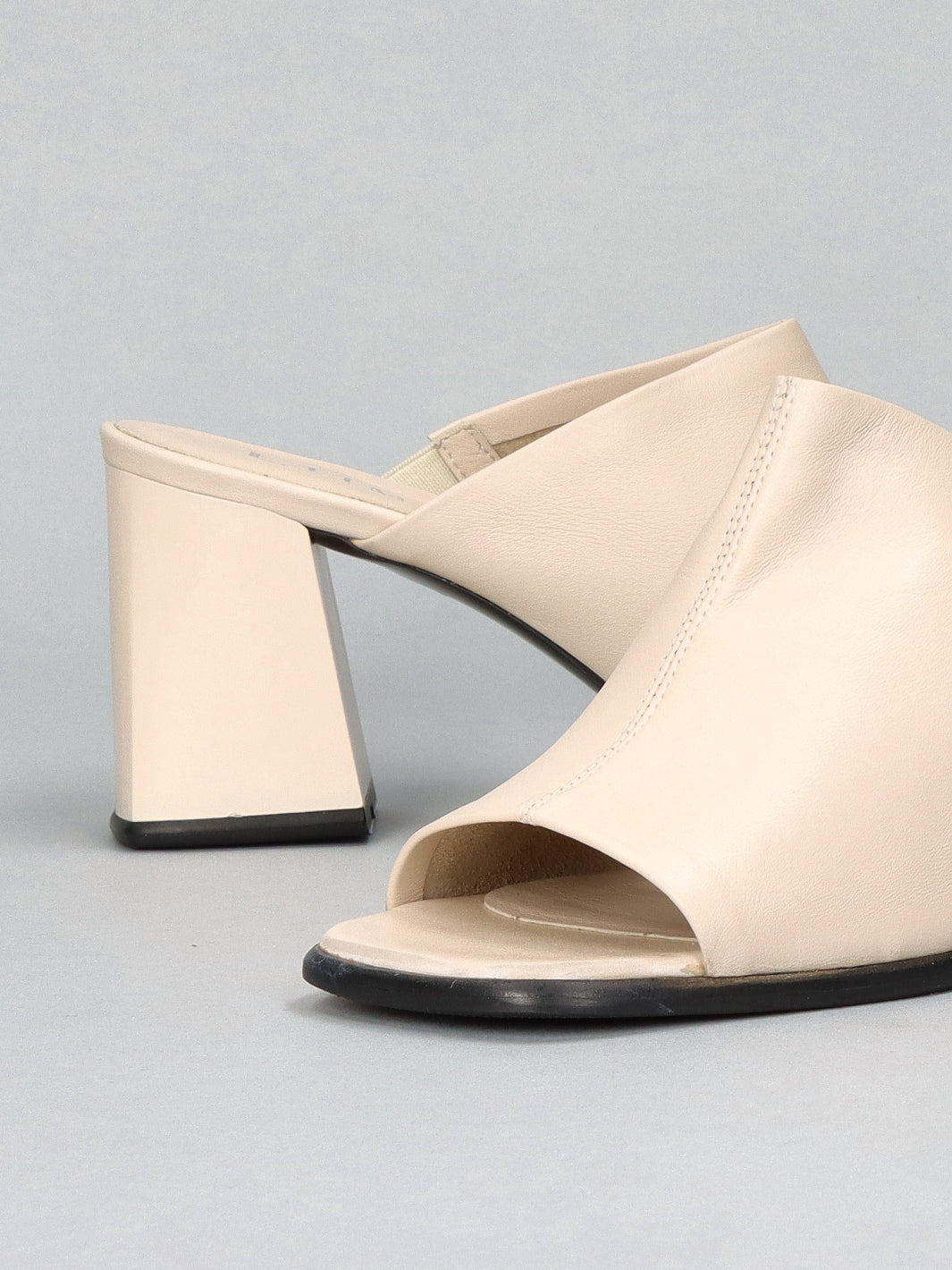 LEATHER SLIPPERS - BEIGE