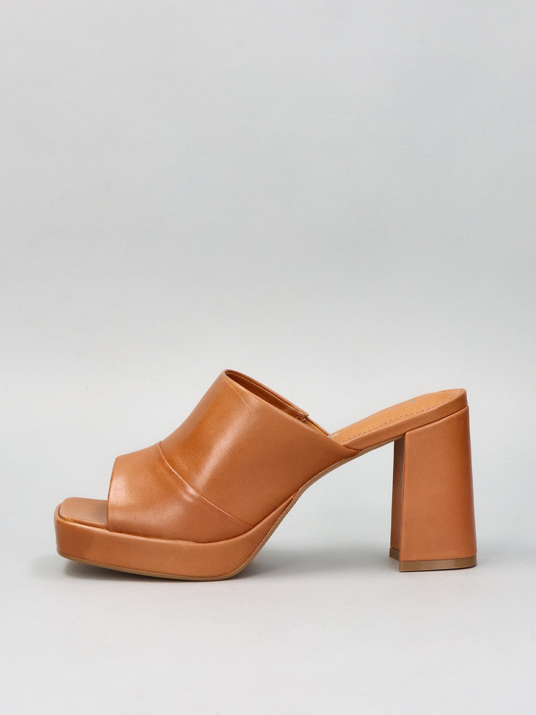 LEATHER SLIPPERS - COGNAC BROWN