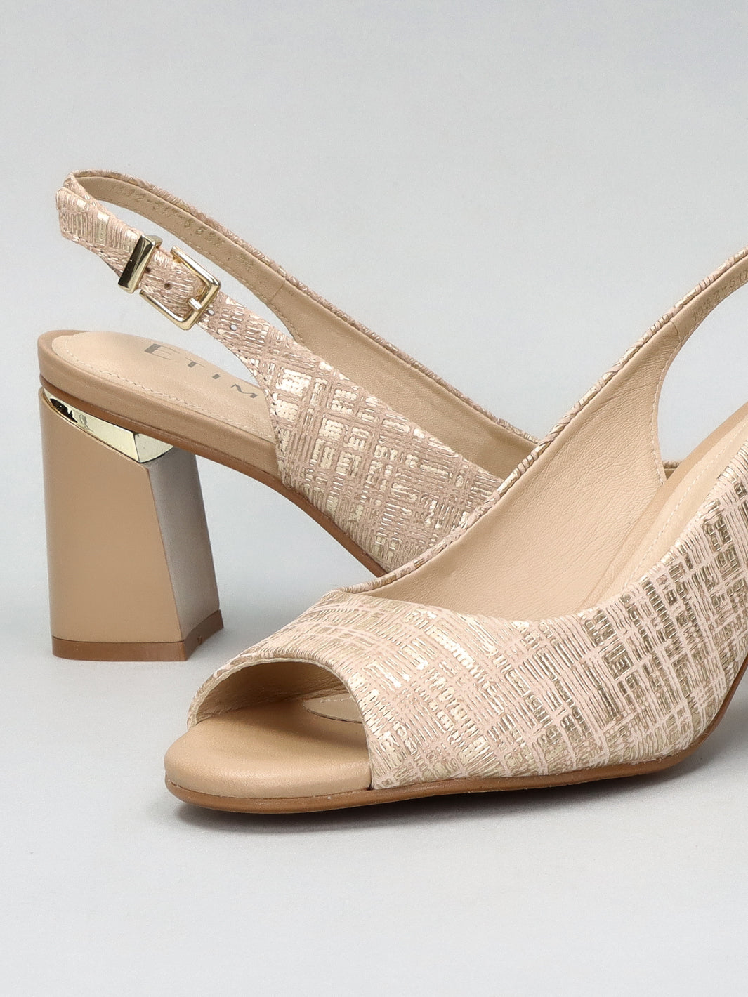 LEATHER SANDALS - BEIGE