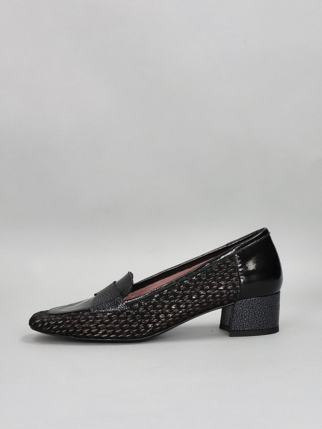 LEATHER LOW SHOES - BLACK
