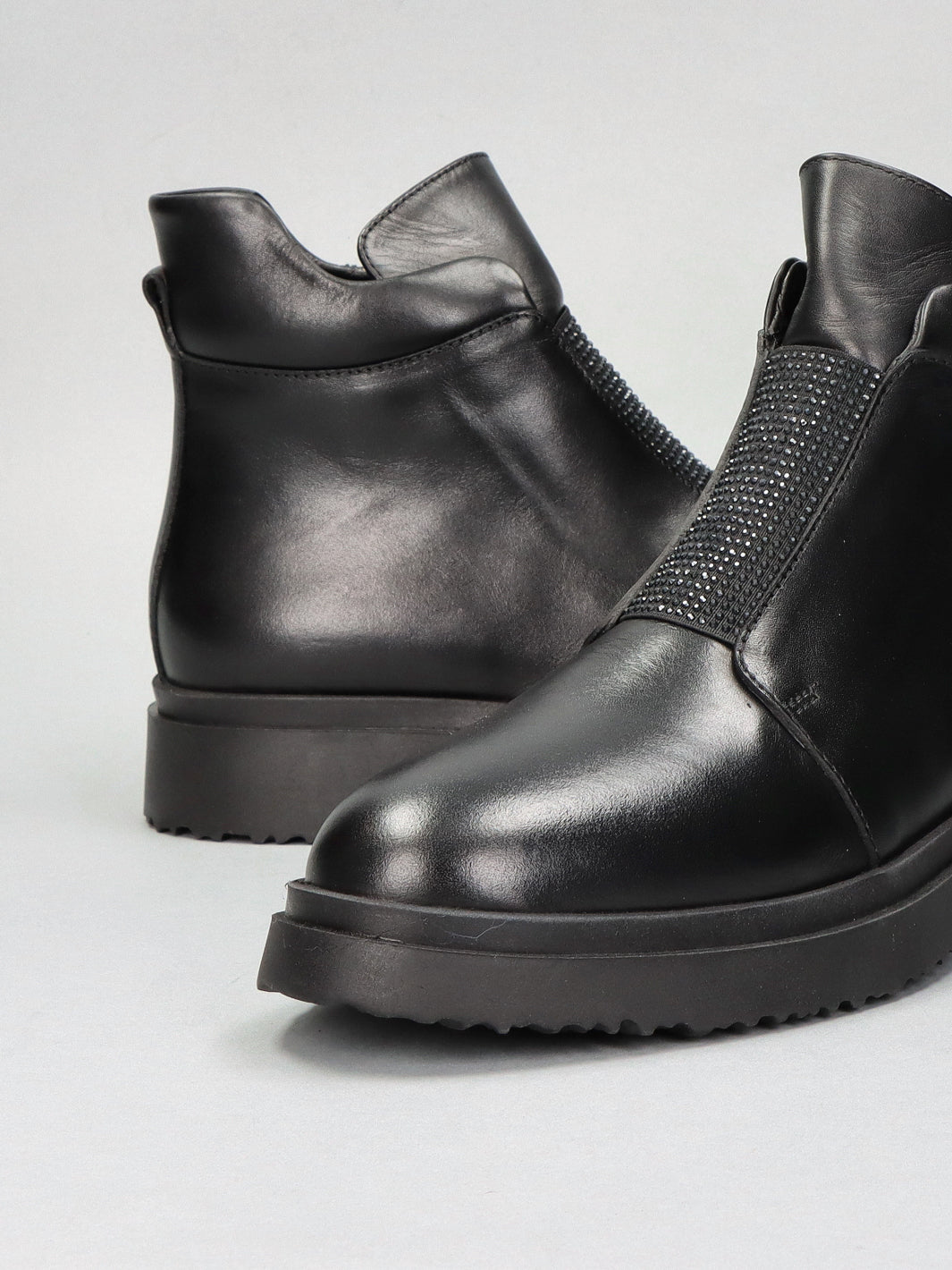 LEATHER ANKLE SHOES - BLACK