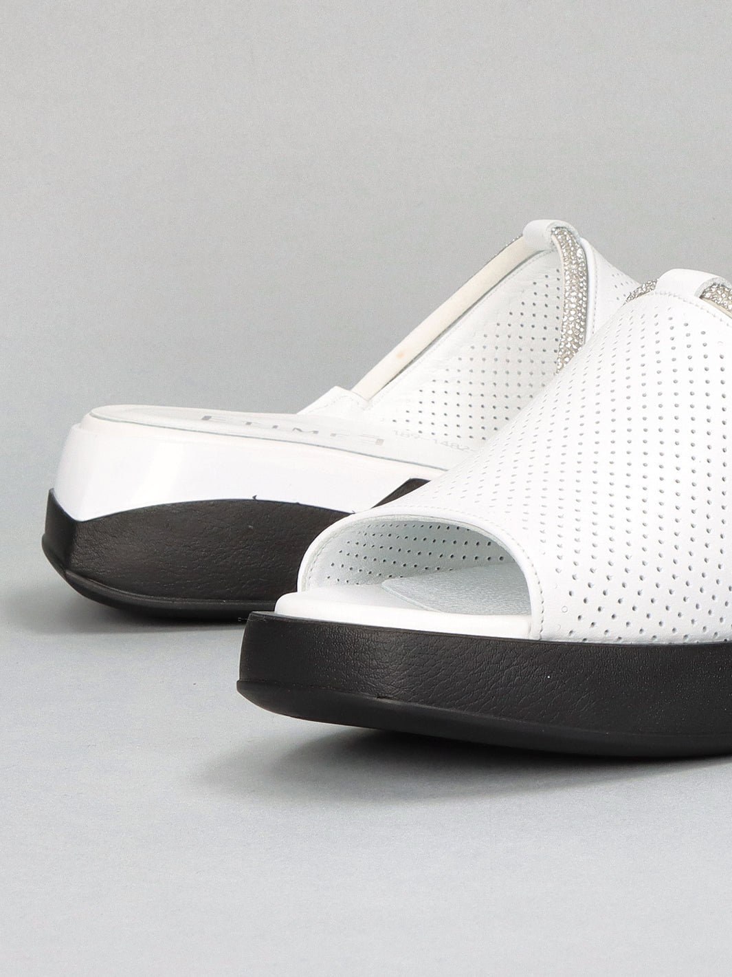 LEATHER SLIPPERS - WHITE