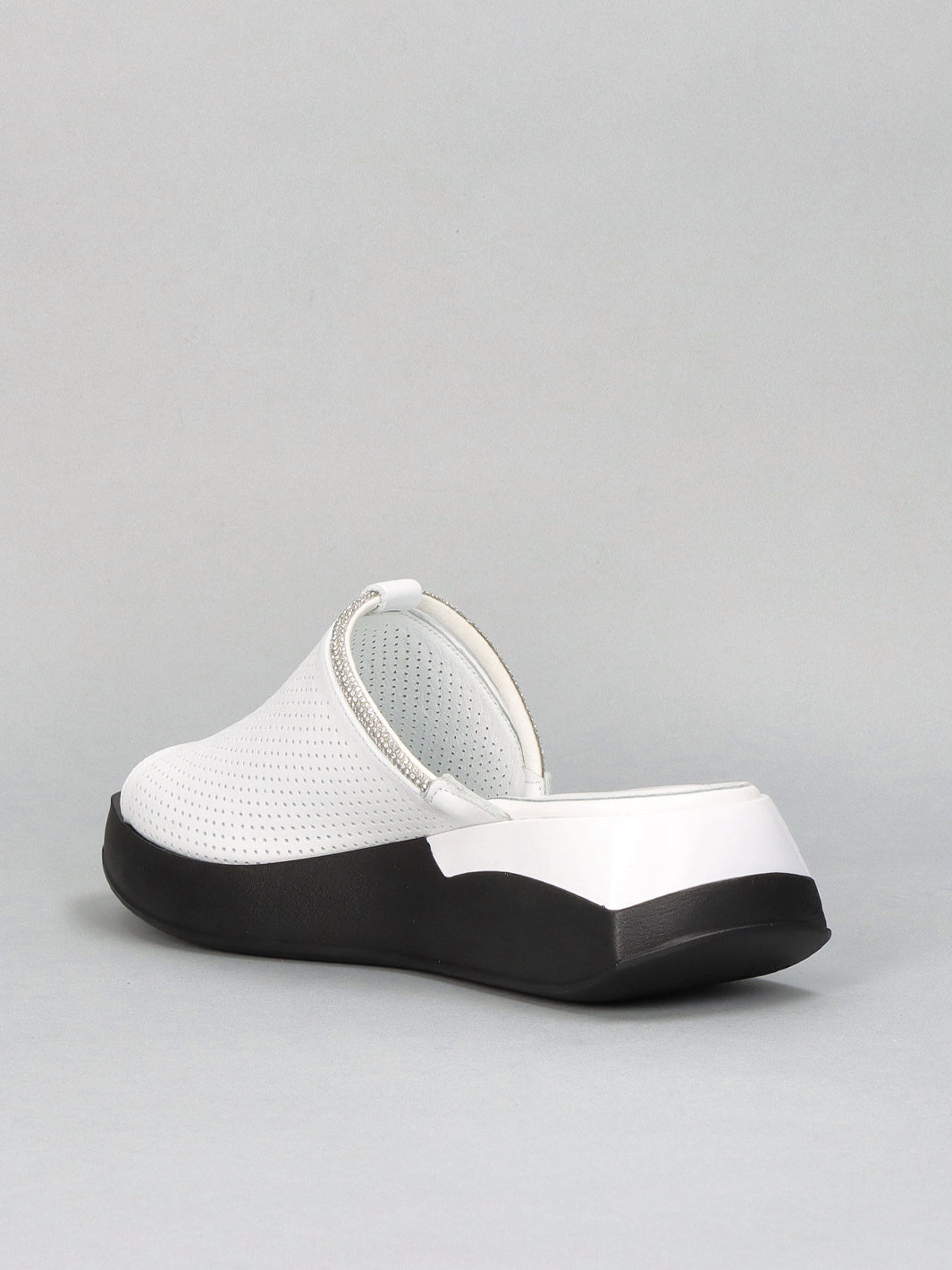LEATHER SLIPPERS - WHITE