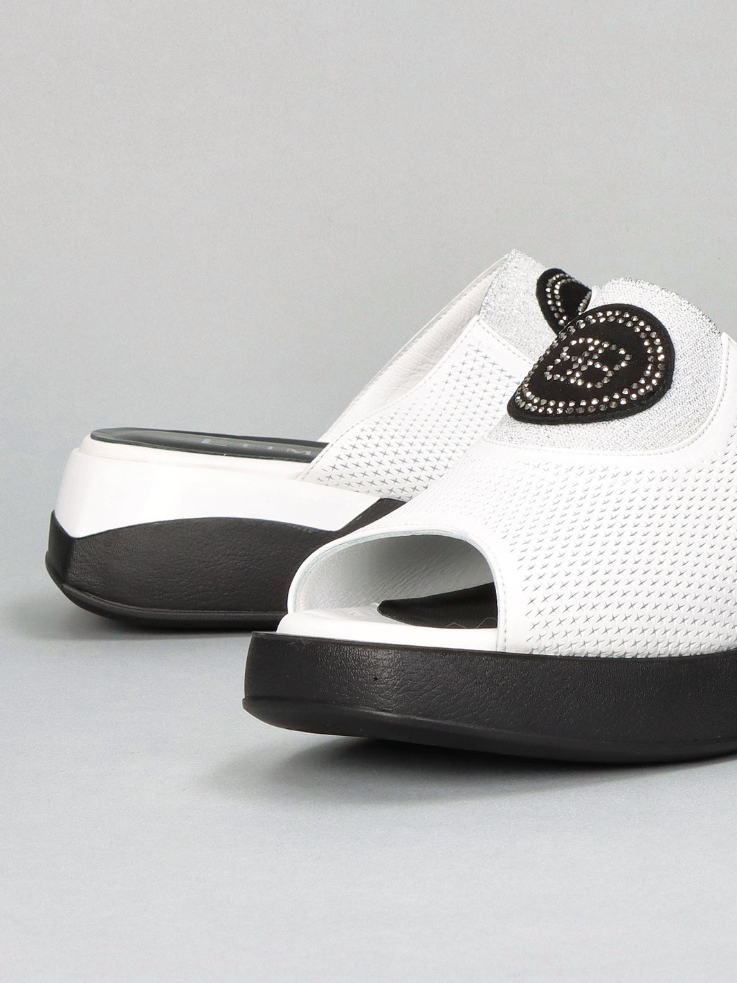 LEATHER SLIPPERS - WHITE