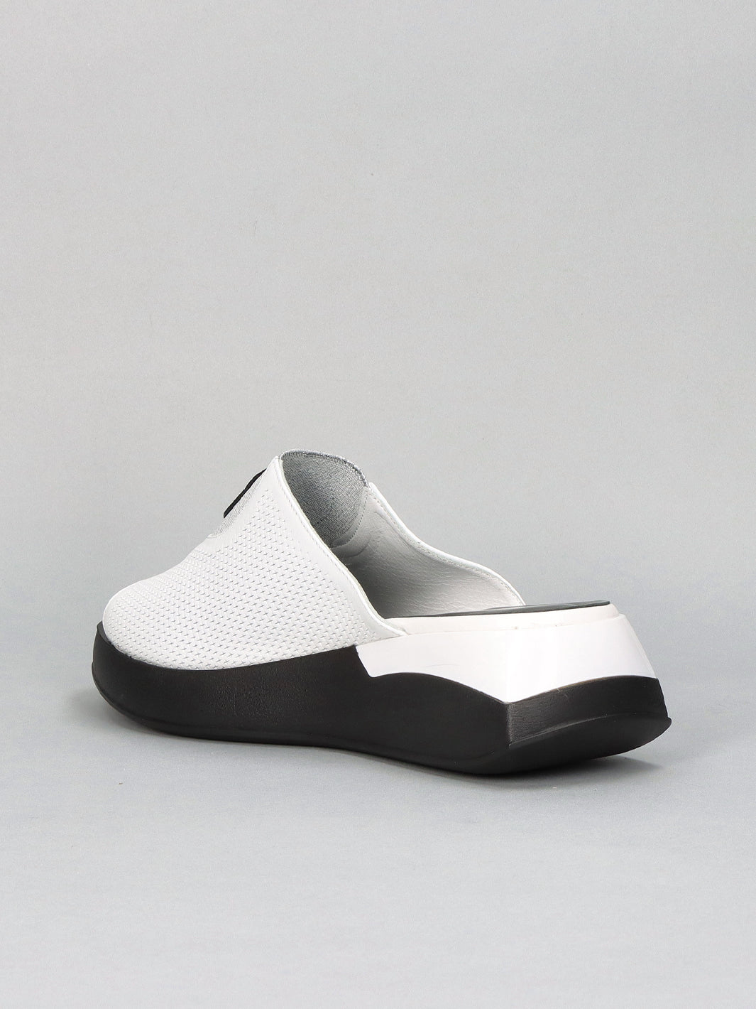 LEATHER SLIPPERS - WHITE