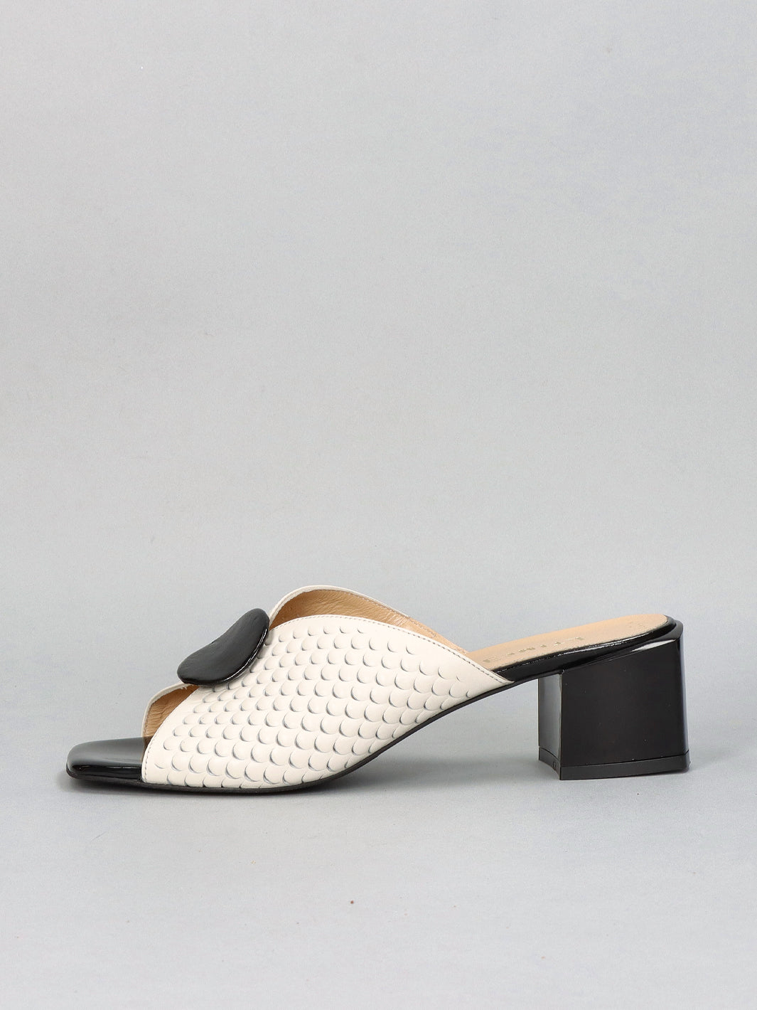 LEATHER SLIPPERS - BEIGE