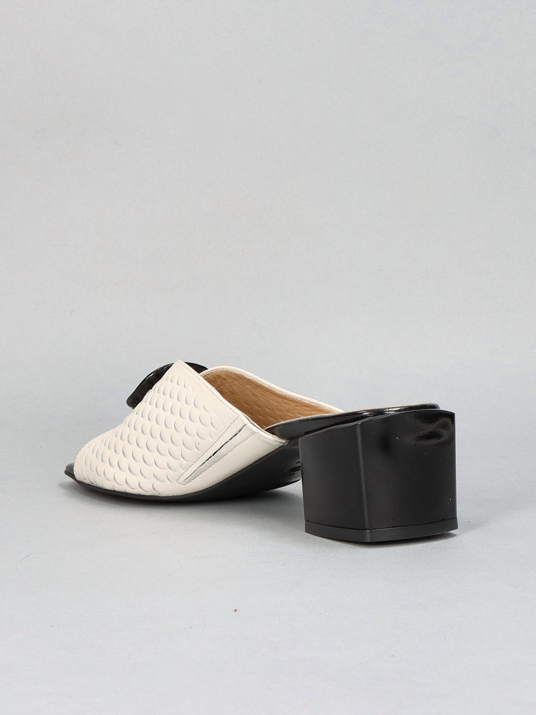 LEATHER SLIPPERS - BEIGE