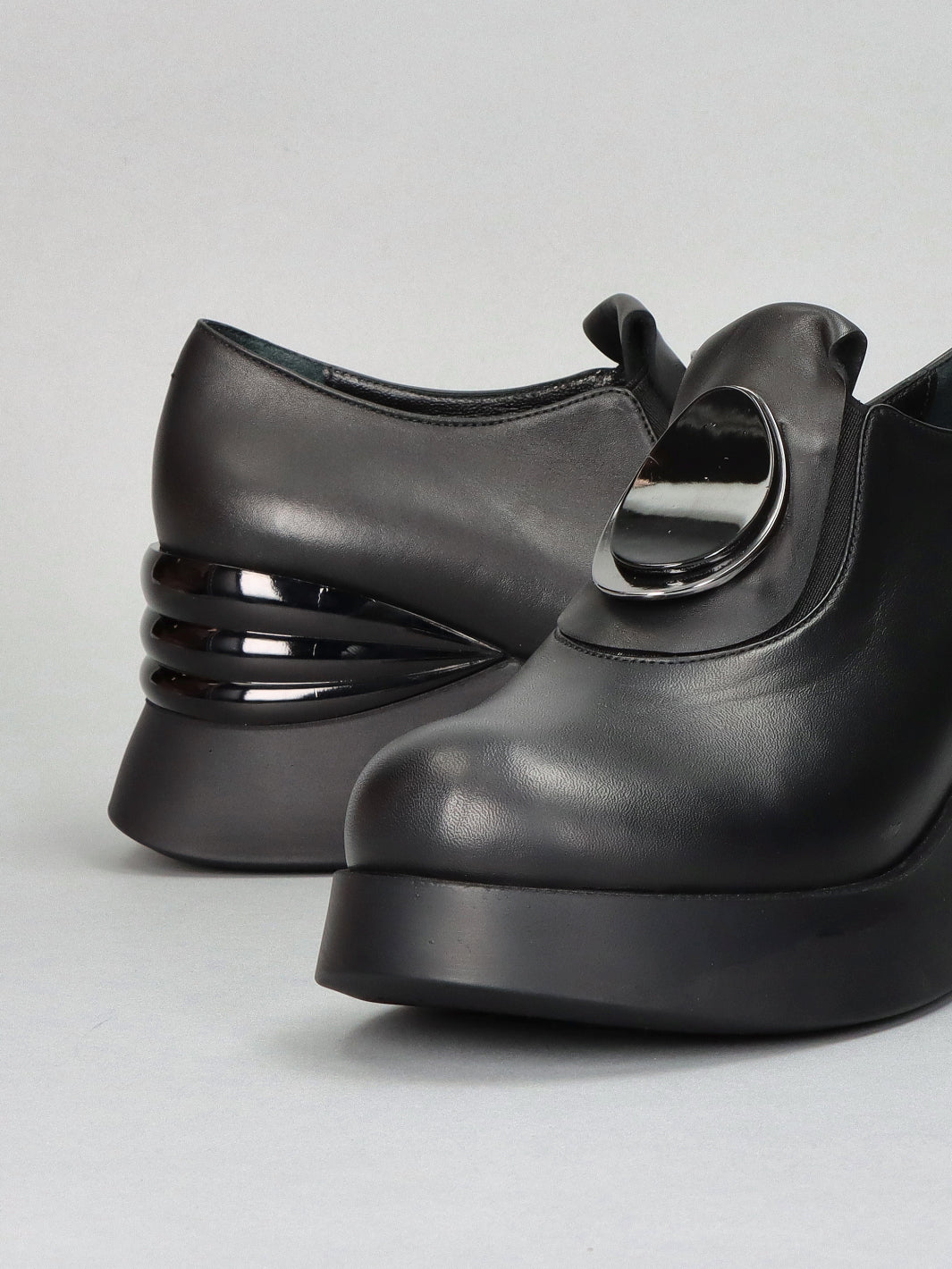 LEATHER LOW SHOES - BLACK