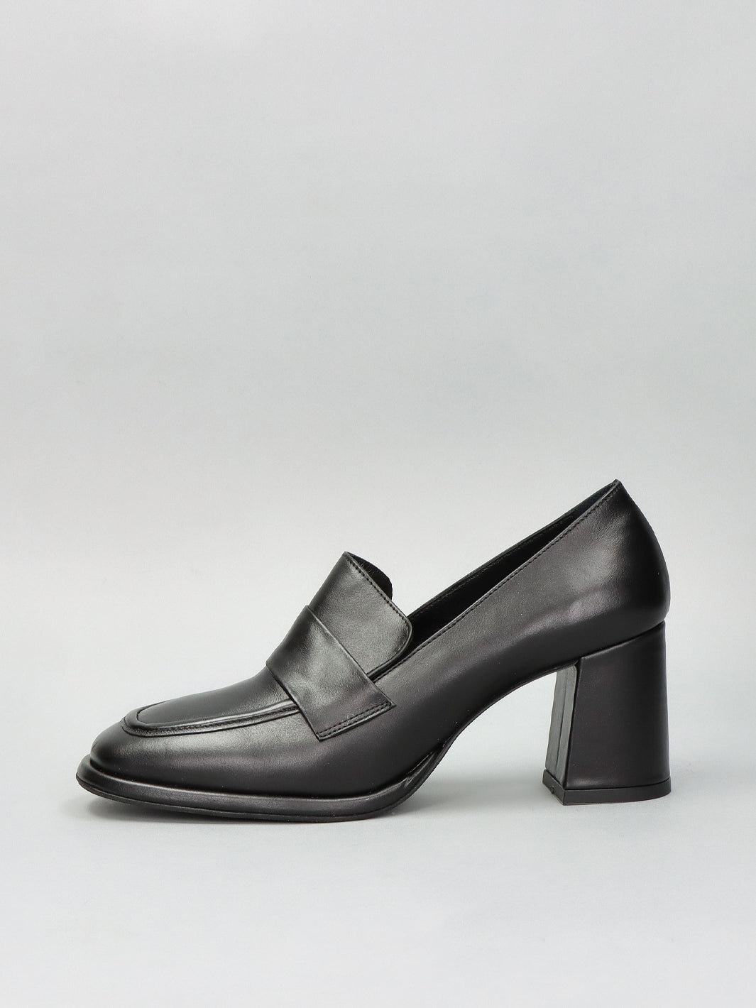 LEATHER LOW SHOES - BLACK