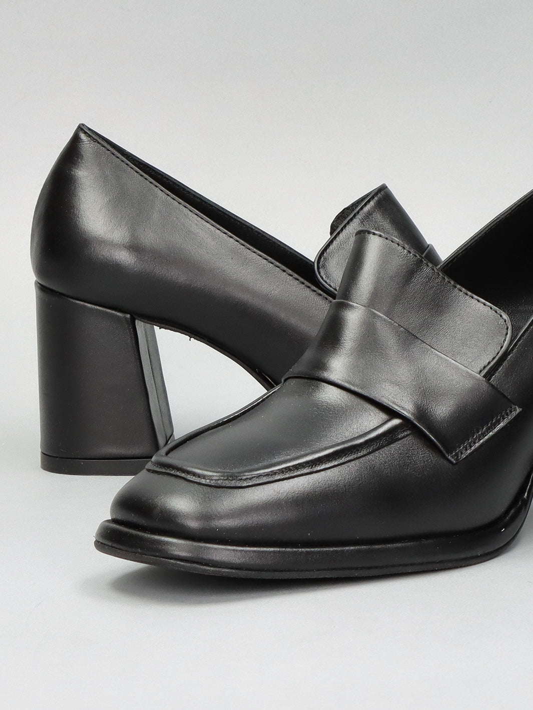 LEATHER LOW SHOES - BLACK