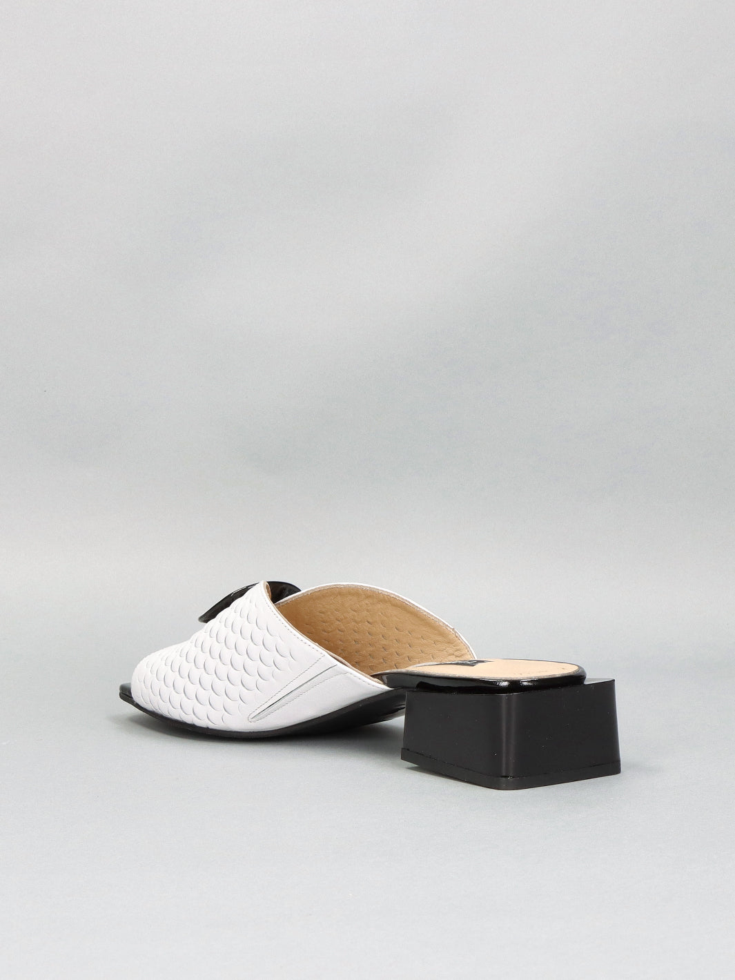 LEATHER SLIPPERS - WHITE