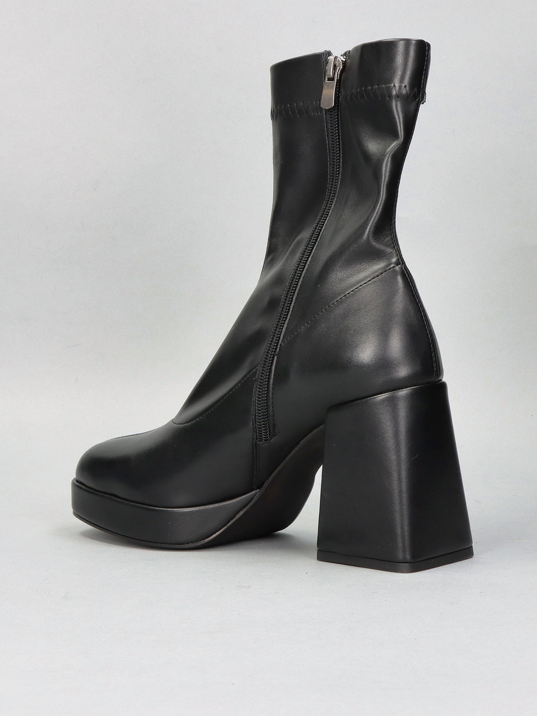 LEATHER BOOTS - BLACK