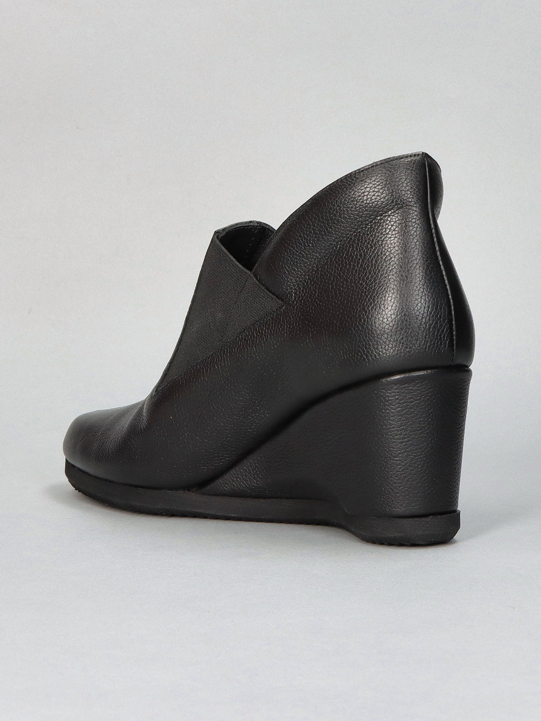 LEATHER LOW SHOES - BLACK