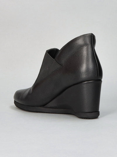 LEATHER LOW SHOES - BLACK