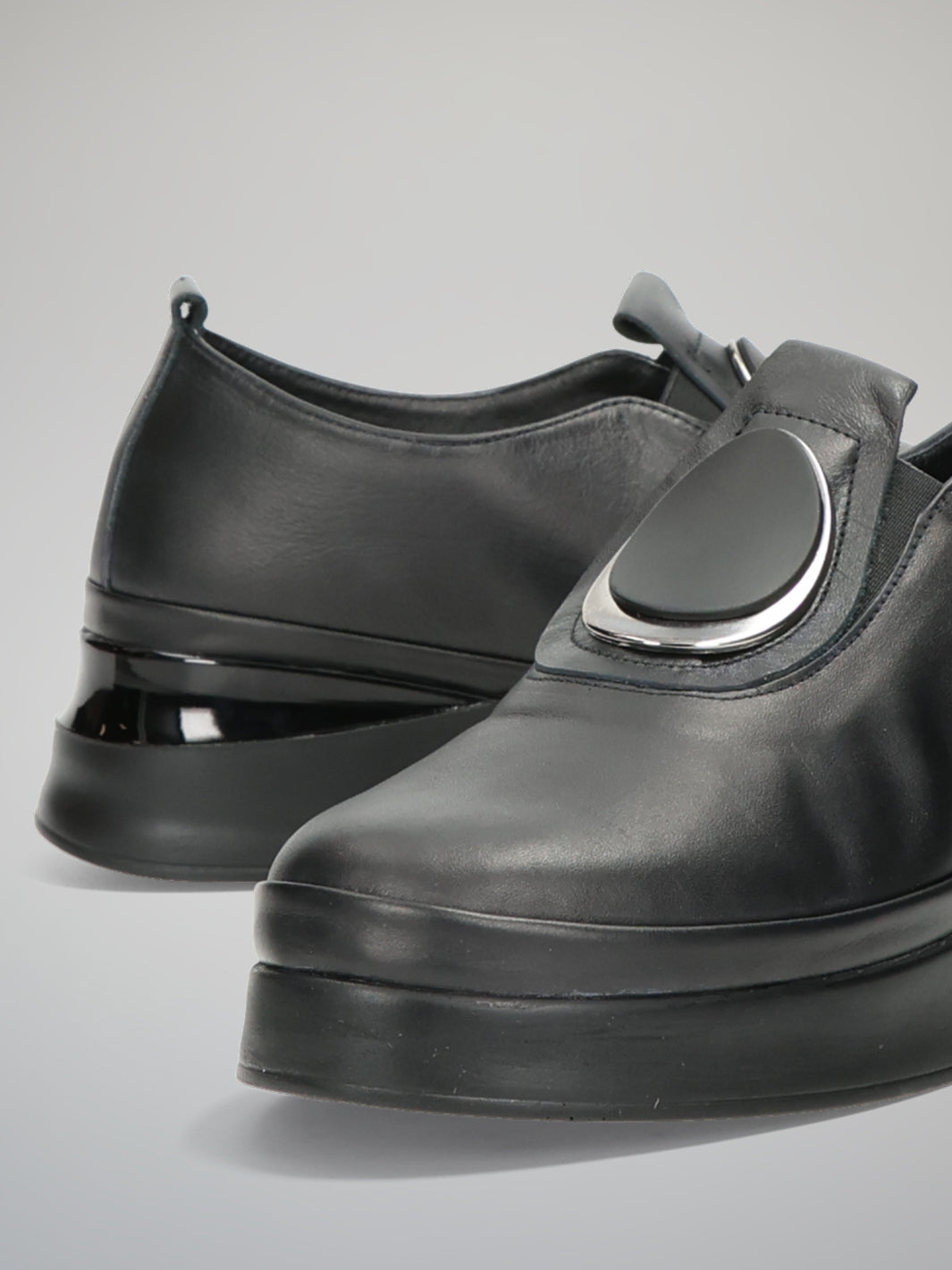 LEATHER LOW SHOES - BLACK