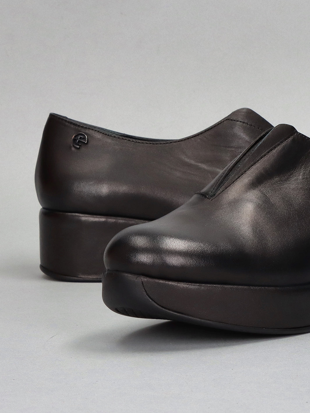 LEATHER LOW SHOES - BLACK