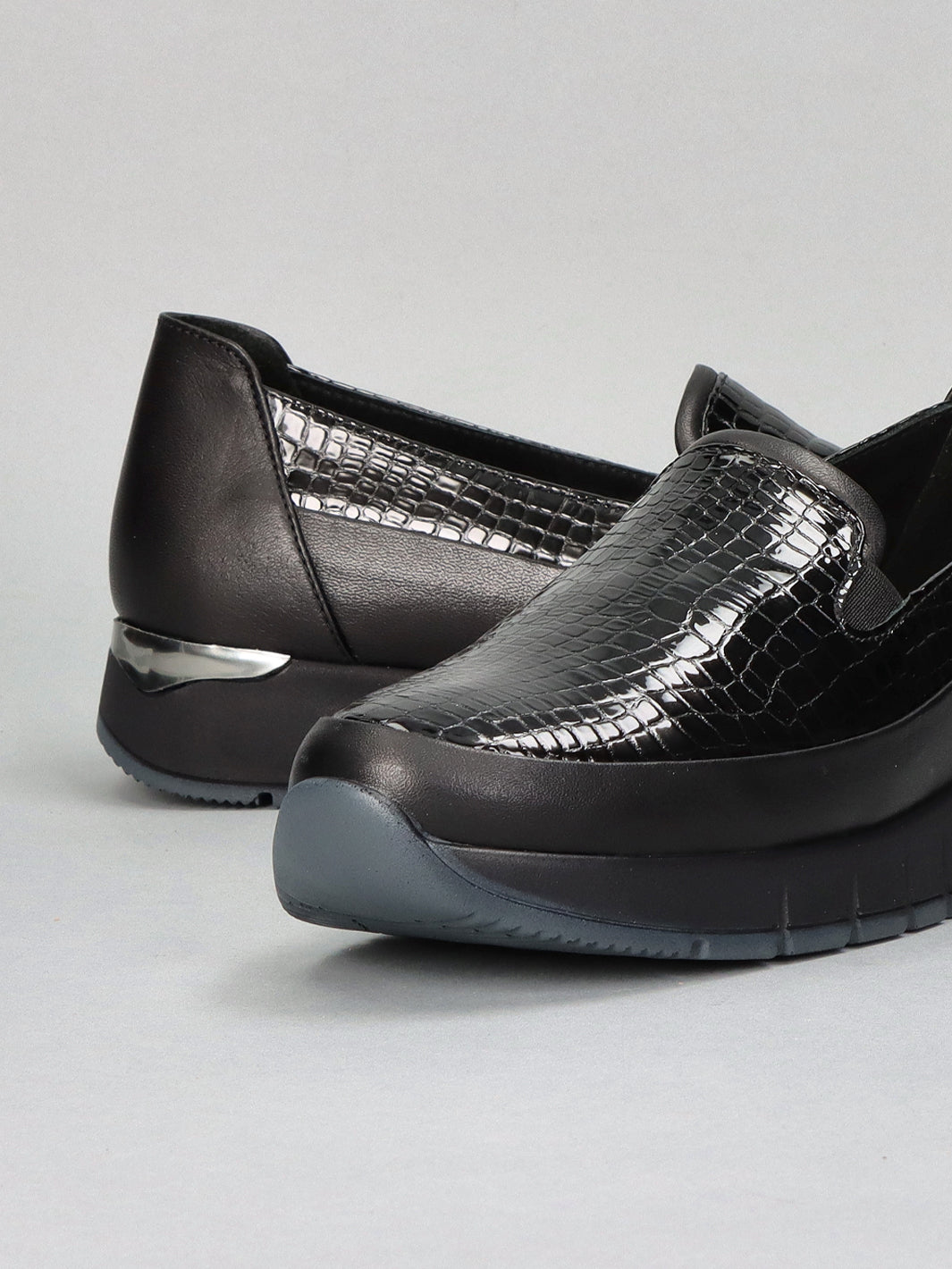 LEATHER LOW SHOES - BLACK