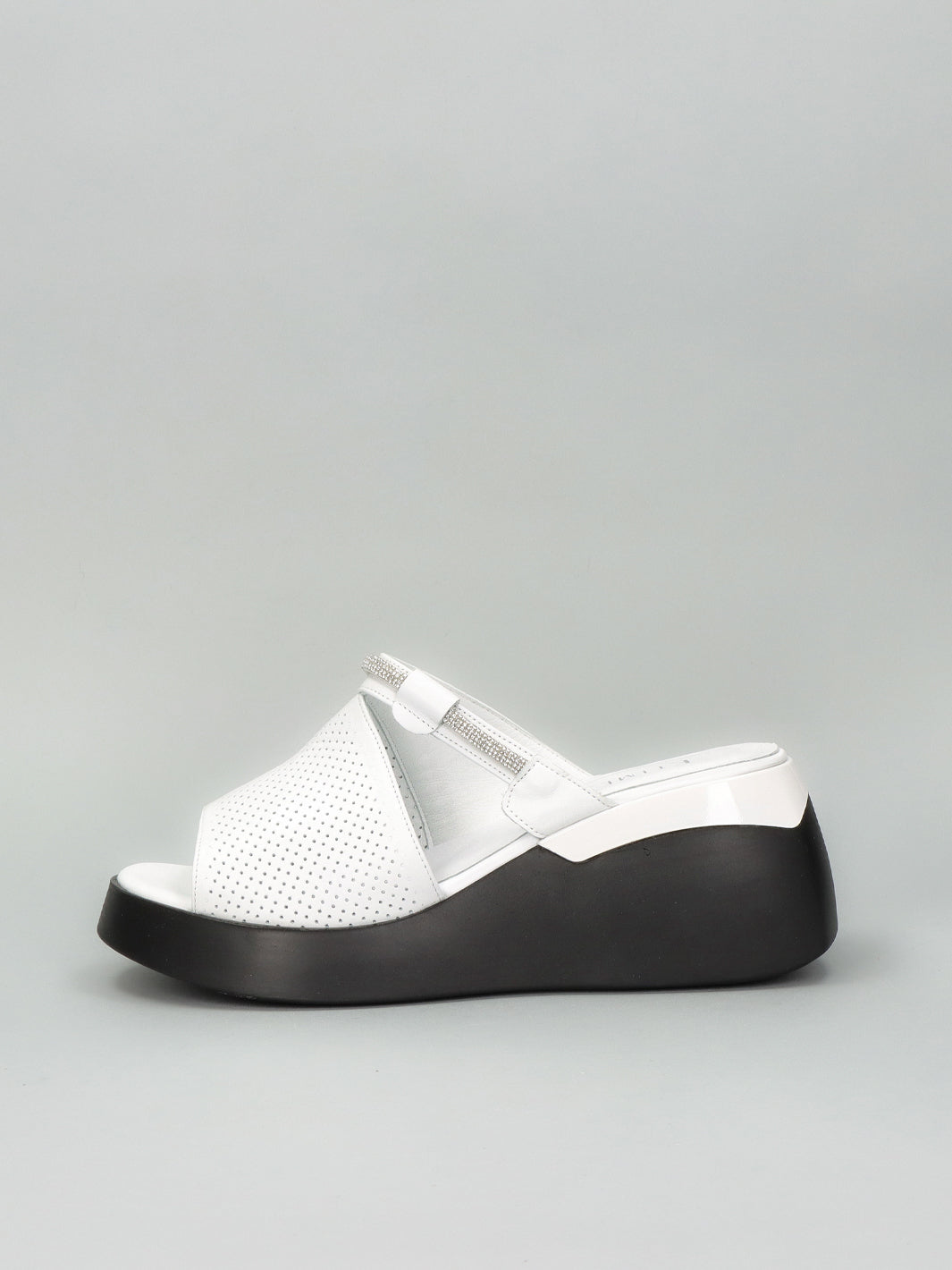 LEATHER SLIPPERS - WHITE