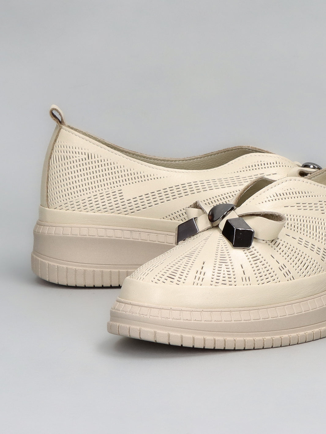 LEATHER LOW SHOES - BEIGE