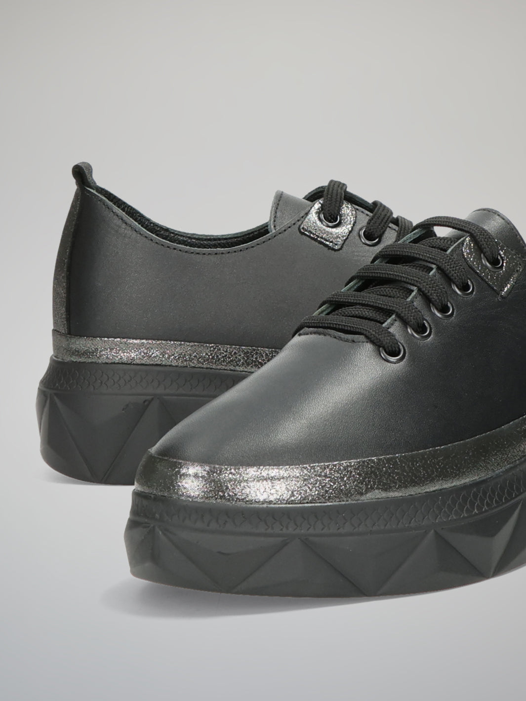 LEATHER LOW SHOES - BLACK