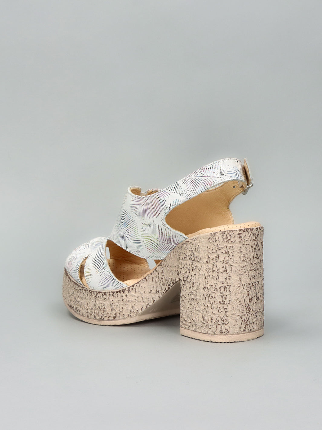 LEATHER SANDALS - WHITE