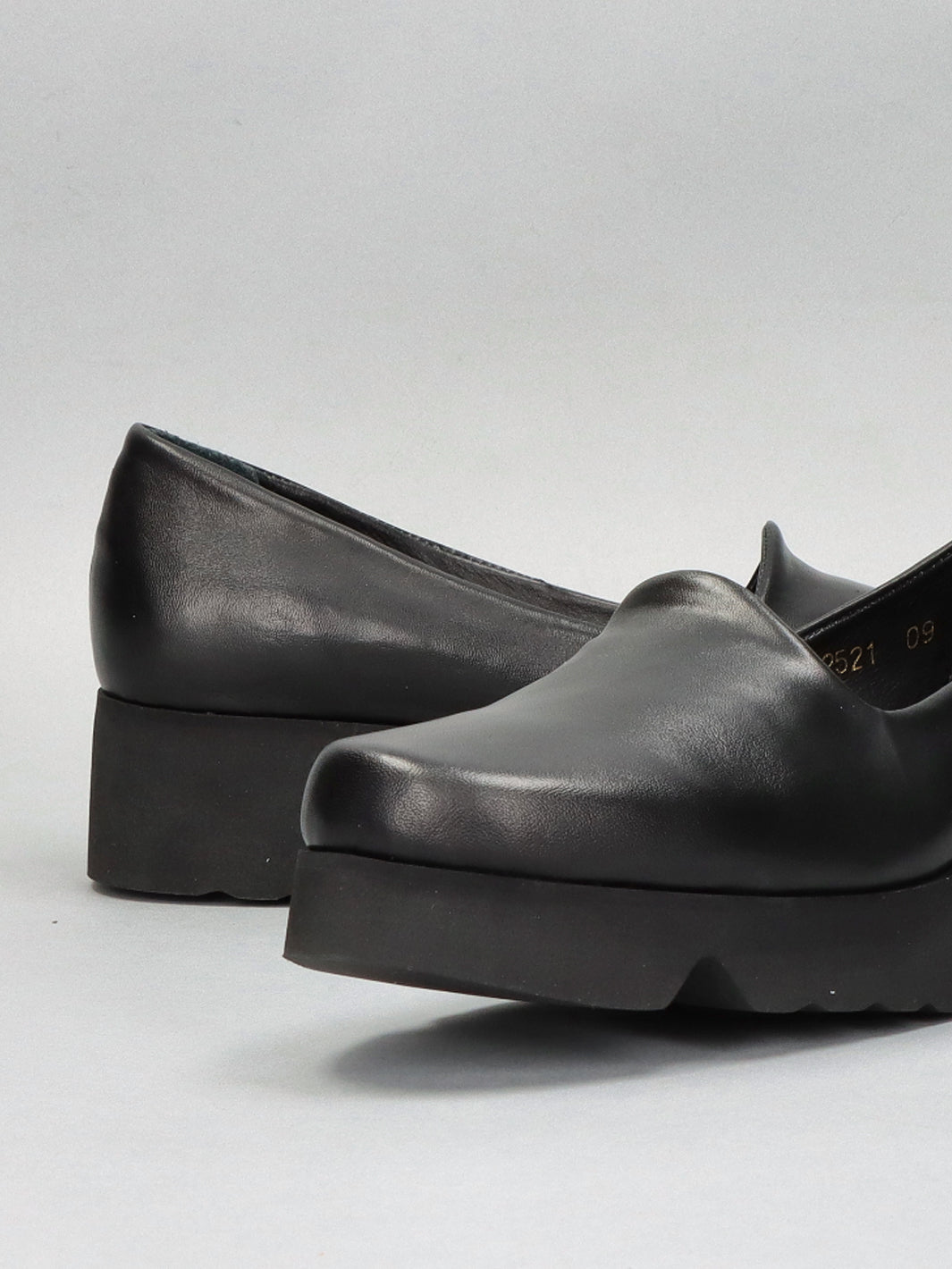 LEATHER LOW SHOES - BLACK