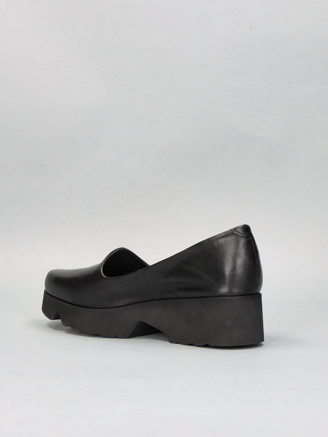 LEATHER LOW SHOES - BLACK