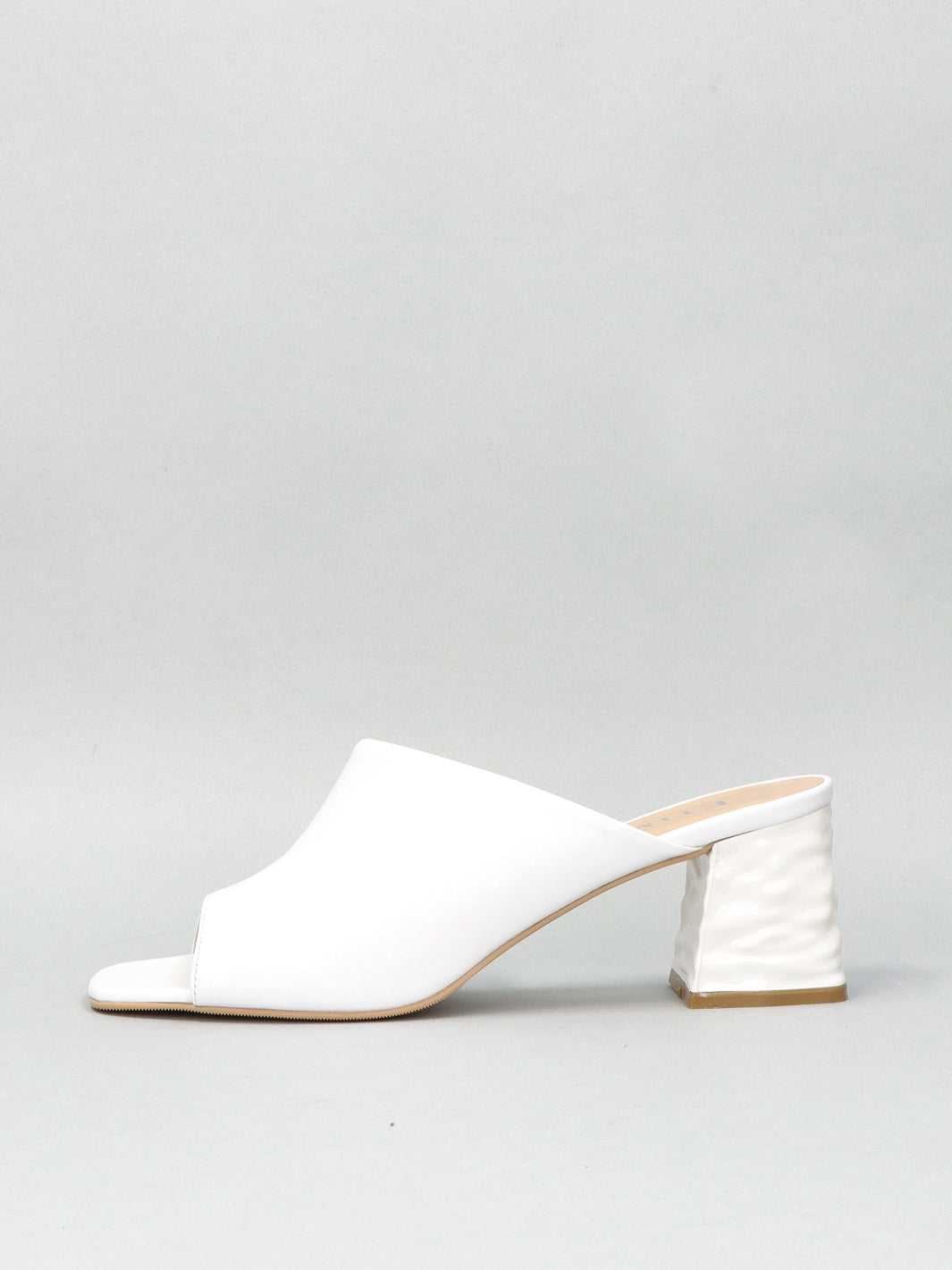 LEATHER SLIPPERS - WHITE