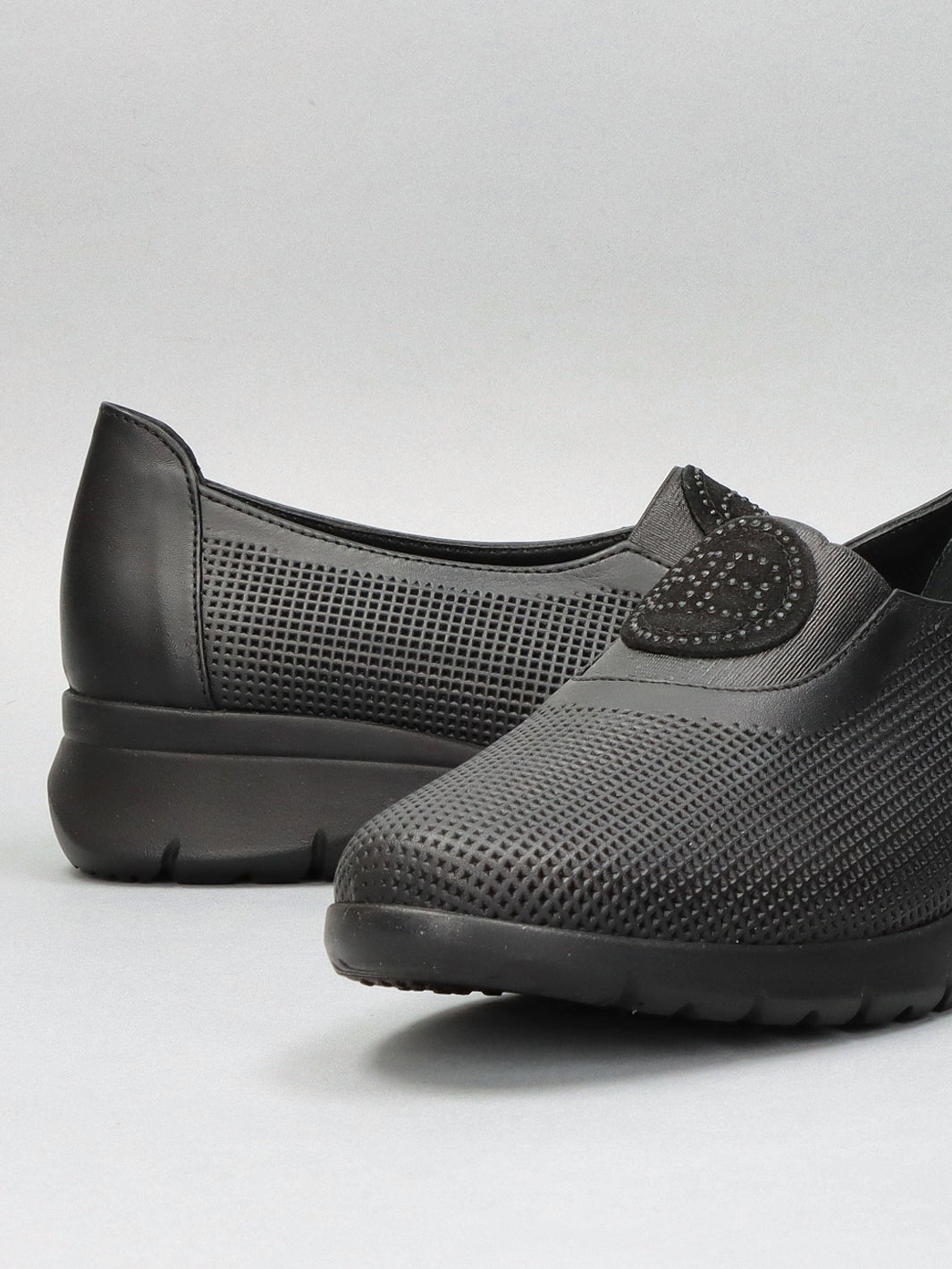 LEATHER LOW SHOES - BLACK